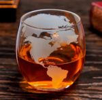 Set Decantador Whisky Globo Terráqueo con Barco (900ml) + 4 Vasos Grabados Premium - Imagen 6