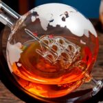 Set Decantador Whisky Globo Terráqueo con Barco (900ml) + 4 Vasos Grabados Premium - Imagen 4